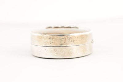 Lot 325 - A LARGE EDWARD VII SILVER AND HARD STONE OVAL SNUFF BOX