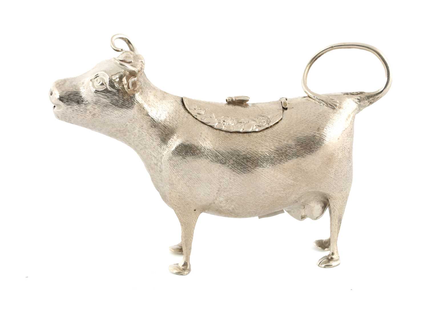 Lot 375 - AN EDWARD VII SILVER COW CREAMER
