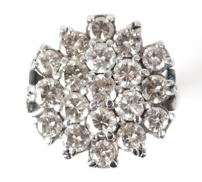 Lot 155 - A LADIES 18ct WHITE GOLD DIAMOND CLUSTER RING...