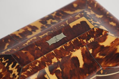 Lot 1113 - A 19TH CENTURY INVERTED DOUBLE BOW-SIDED TORTOISESHELL TEA CADDY