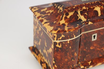 Lot 1113 - A 19TH CENTURY INVERTED DOUBLE BOW-SIDED TORTOISESHELL TEA CADDY