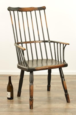 Lot 1302 - A GOOD 18TH CENTURY PAINTED COMB BACK WINDSOR ARMCHAIR