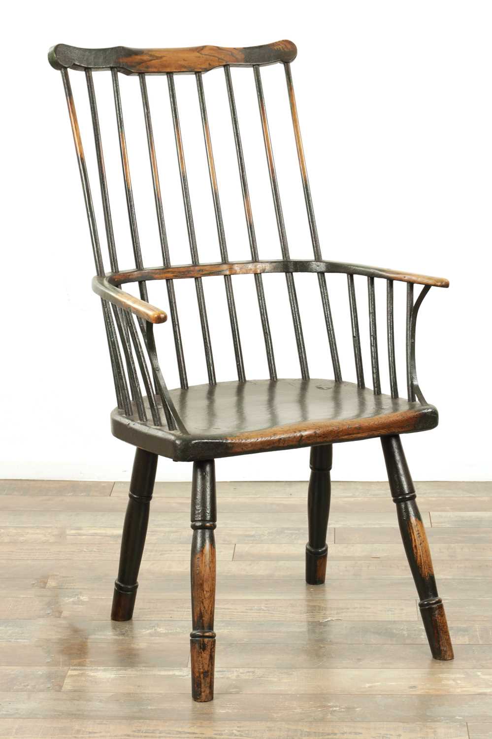 Lot 1302 - A GOOD 18TH CENTURY PAINTED COMB BACK WINDSOR ARMCHAIR