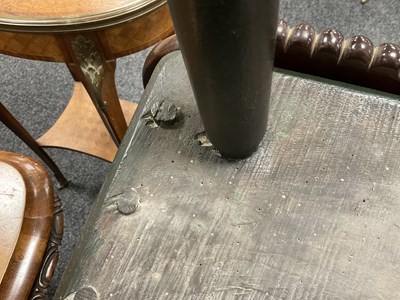 Lot 1302 - A GOOD 18TH CENTURY PAINTED COMB BACK WINDSOR ARMCHAIR