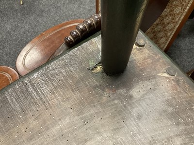 Lot 1302 - A GOOD 18TH CENTURY PAINTED COMB BACK WINDSOR ARMCHAIR