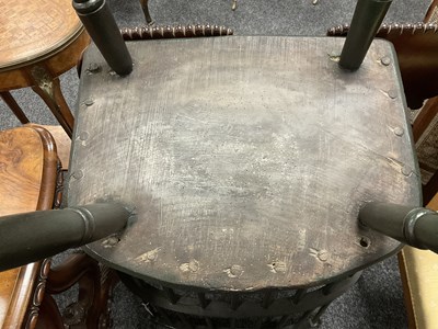 Lot 1302 - A GOOD 18TH CENTURY PAINTED COMB BACK WINDSOR ARMCHAIR