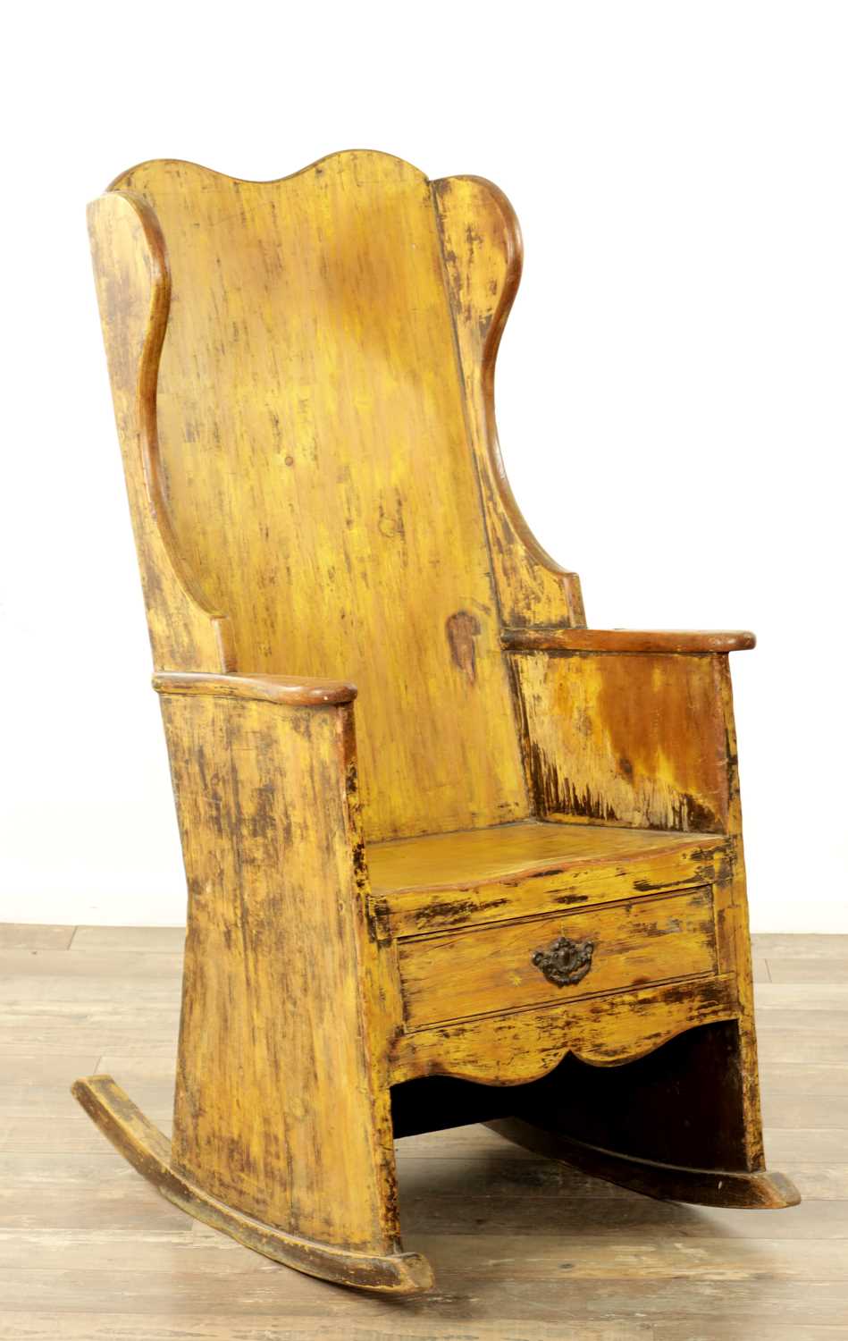 Lot 1289 - AN UNUSUAL EARLY 19TH CENTURY PAINTED PINE LAMBING CHAIR