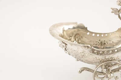 Lot 522 - A LATE 19TH CENTURY CONTINENTAL SILVER NOVELTY BONBON DISH
