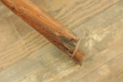 Lot 1216 - A GOOD EARLY 18TH CENTURY ELM PRIMITIVE WELSH STICK BACK CHAIR