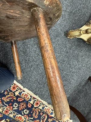 Lot 1216 - A GOOD EARLY 18TH CENTURY ELM PRIMITIVE WELSH STICK BACK CHAIR