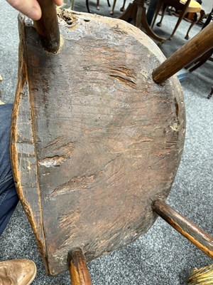 Lot 1216 - A GOOD EARLY 18TH CENTURY ELM PRIMITIVE WELSH STICK BACK CHAIR