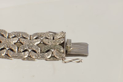 Lot 604 - A LADIES 9CT WHITE GOLD BRACELET