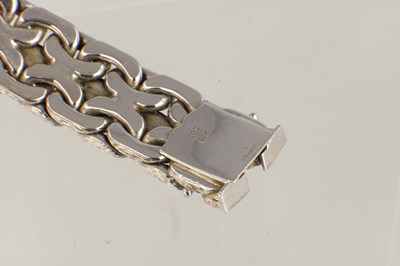 Lot 604 - A LADIES 9CT WHITE GOLD BRACELET