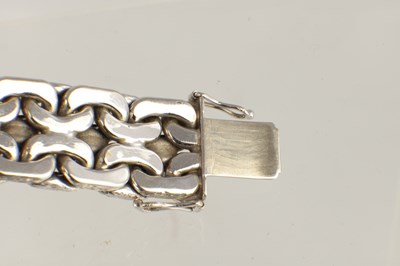 Lot 604 - A LADIES 9CT WHITE GOLD BRACELET