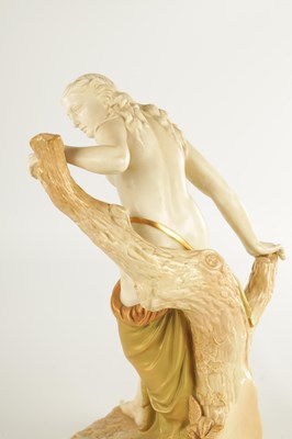 Lot 96 - A LARGE LATE 19TH CENTURY ROYAL WORCESTER PORCELAIN FIGURAL SCULPTURE OF THE BATHER