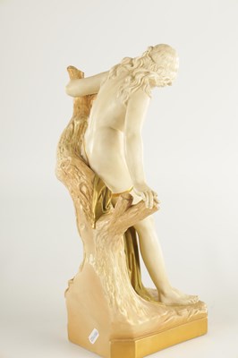 Lot 96 - A LARGE LATE 19TH CENTURY ROYAL WORCESTER PORCELAIN FIGURAL SCULPTURE OF THE BATHER