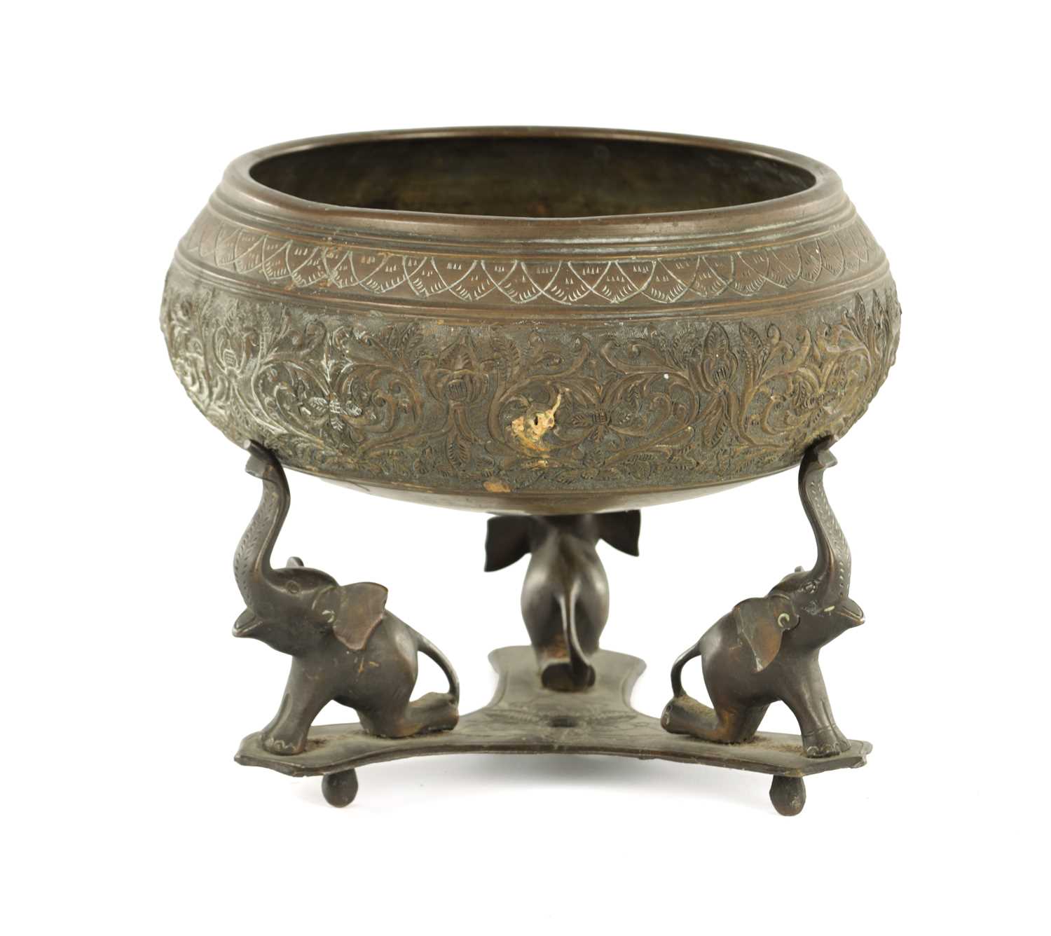 Lot 192 - AN ANGLO INDIAN BRONZE BOWL ON STAND