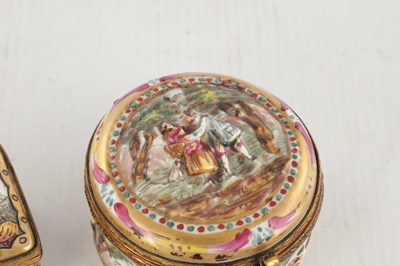 Lot 42 - TWO 19TH CENTURY NAPLES PORCELAIN SNUFF BOXES