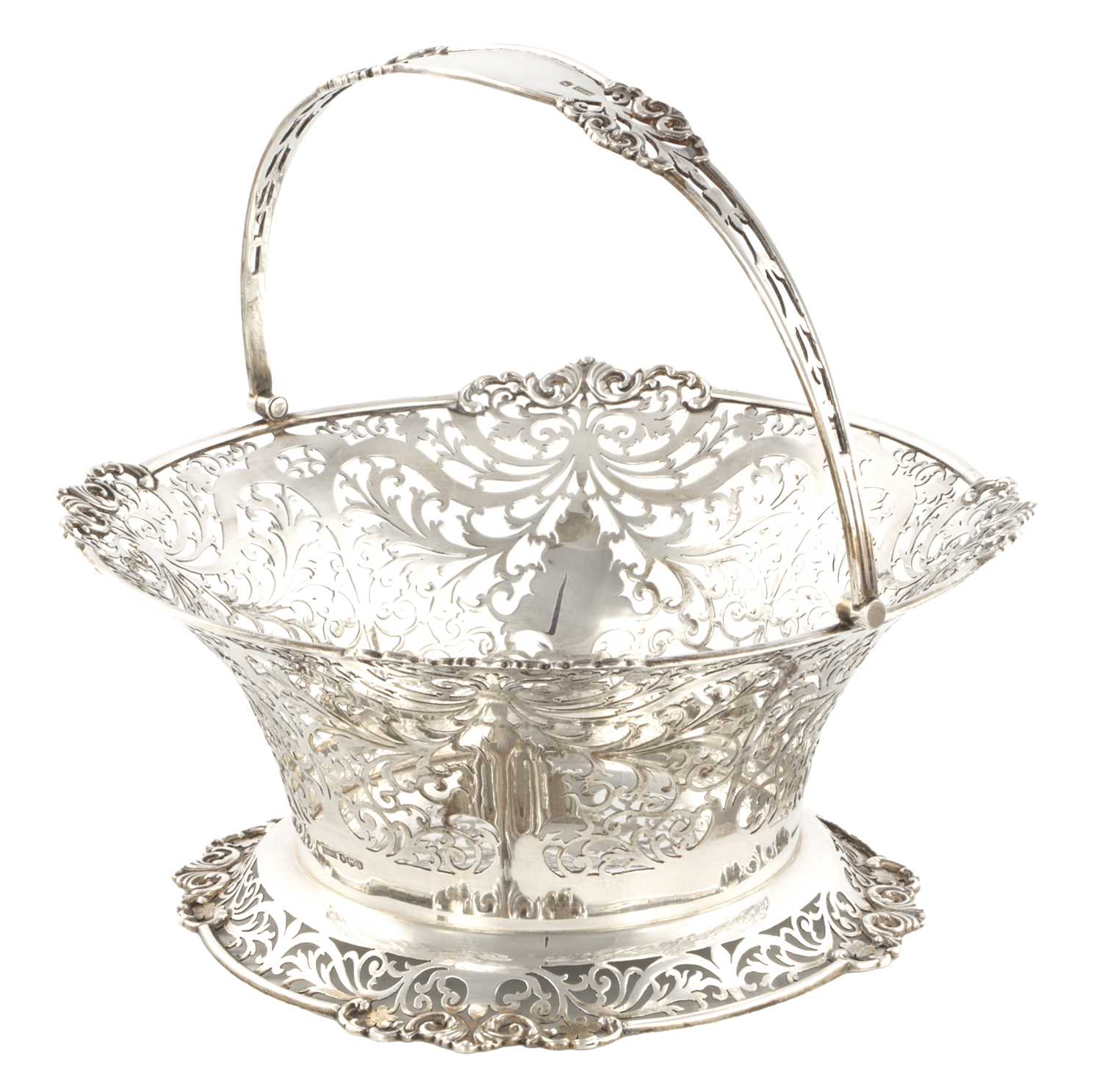 Lot 386 - A GEORGE V PIERCED SILVER CIRCULAR BASKET