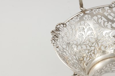 Lot 386 - A GEORGE V PIERCED SILVER CIRCULAR BASKET