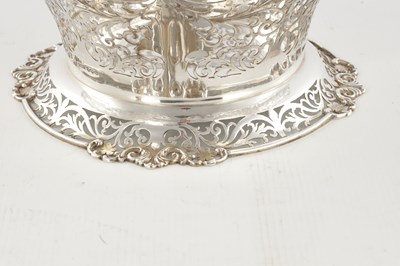 Lot 386 - A GEORGE V PIERCED SILVER CIRCULAR BASKET