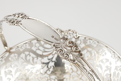 Lot 386 - A GEORGE V PIERCED SILVER CIRCULAR BASKET