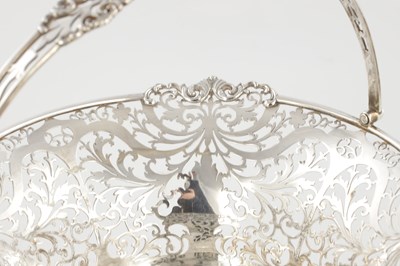 Lot 386 - A GEORGE V PIERCED SILVER CIRCULAR BASKET