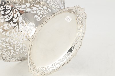 Lot 386 - A GEORGE V PIERCED SILVER CIRCULAR BASKET