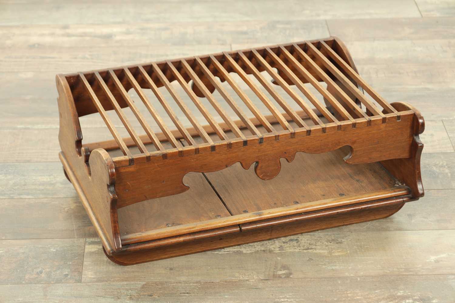 Lot 1311 - A LATE GEORGIAN MAHOGANY PLATE RACK