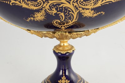 Lot 88 - A LARGE 20TH CENTURY SERVRES PORCELAIN AND ORMOLU MOUNTED CENTRE PIECE