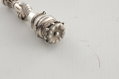 Lot 491 - A VICTORIAN SILVER SCENT BOTTLE / VINAIGRETTE