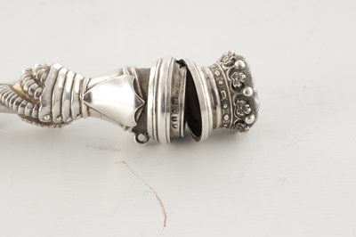 Lot 491 - A VICTORIAN SILVER SCENT BOTTLE / VINAIGRETTE