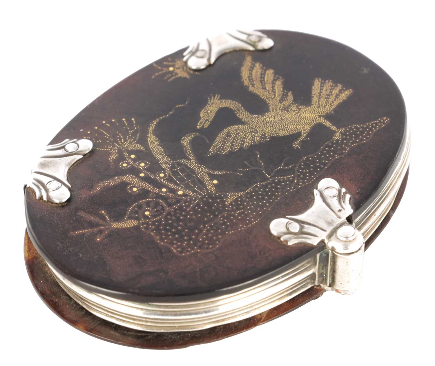 Lot 749 - A RARE 18TH CENTURY SILVER MOUNTED TORTOISESHELL MAGNIFIER WITH GOLD PIQUET WORK