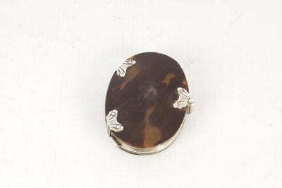 Lot 749 - A RARE 18TH CENTURY SILVER MOUNTED TORTOISESHELL MAGNIFIER WITH GOLD PIQUET WORK