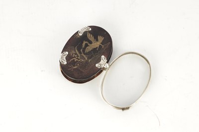 Lot 749 - A RARE 18TH CENTURY SILVER MOUNTED TORTOISESHELL MAGNIFIER WITH GOLD PIQUET WORK