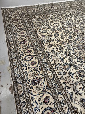Lot 764 - A FINE HAND KNOTTED PERSIAN CARPET FROM KASHAN
