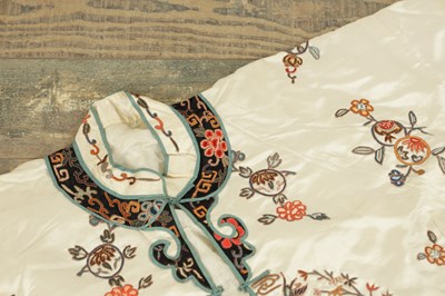 Lot 136 - A CHINESE IVORY SILK HAND EMBROIDERED ROBE