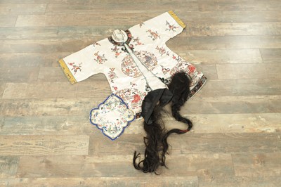 Lot 136 - A CHINESE IVORY SILK HAND EMBROIDERED ROBE