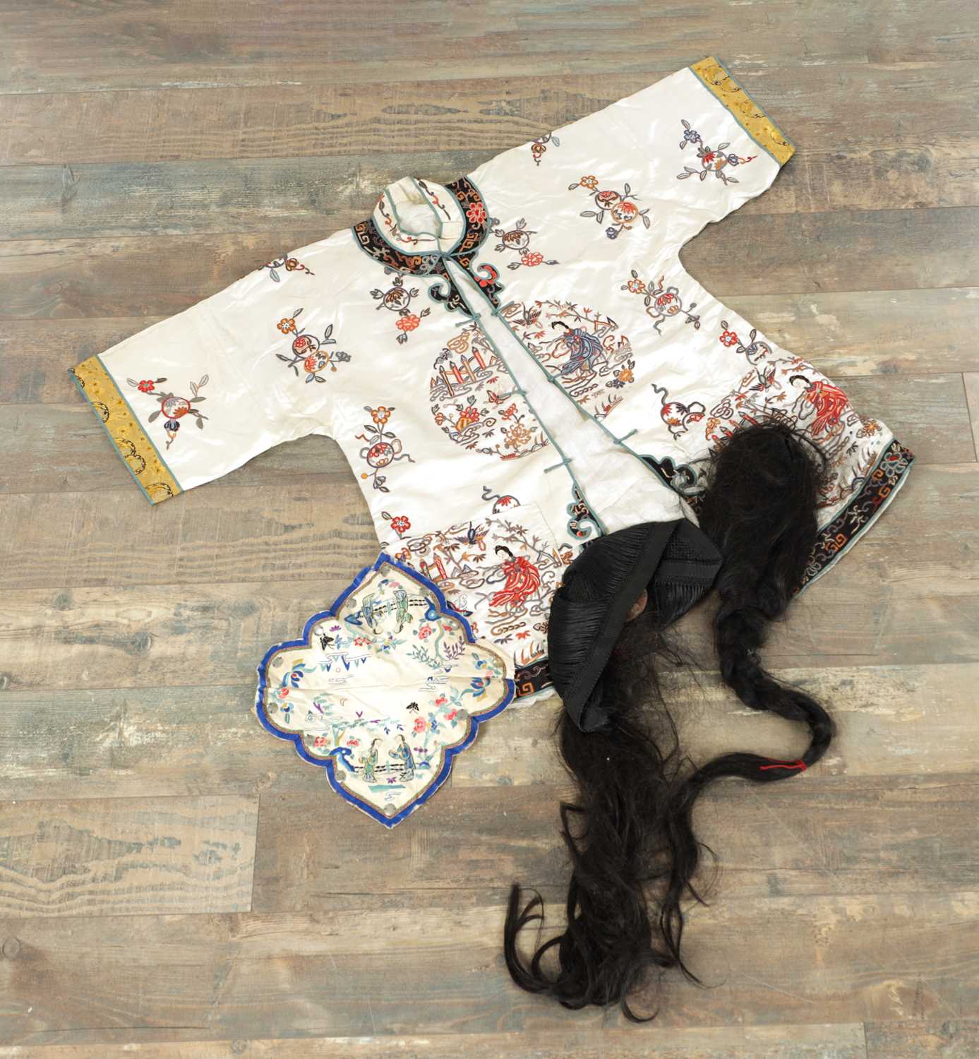 Lot 136 - A CHINESE IVORY SILK HAND EMBROIDERED ROBE