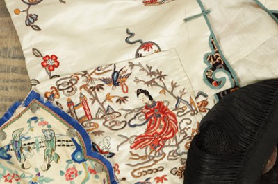 Lot 136 - A CHINESE IVORY SILK HAND EMBROIDERED ROBE