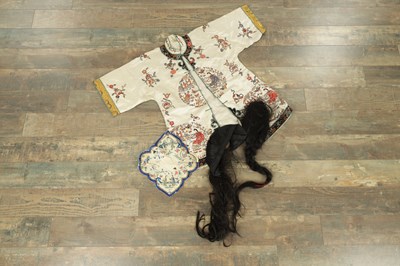 Lot 136 - A CHINESE IVORY SILK HAND EMBROIDERED ROBE