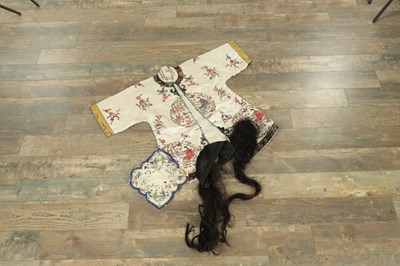 Lot 136 - A CHINESE IVORY SILK HAND EMBROIDERED ROBE