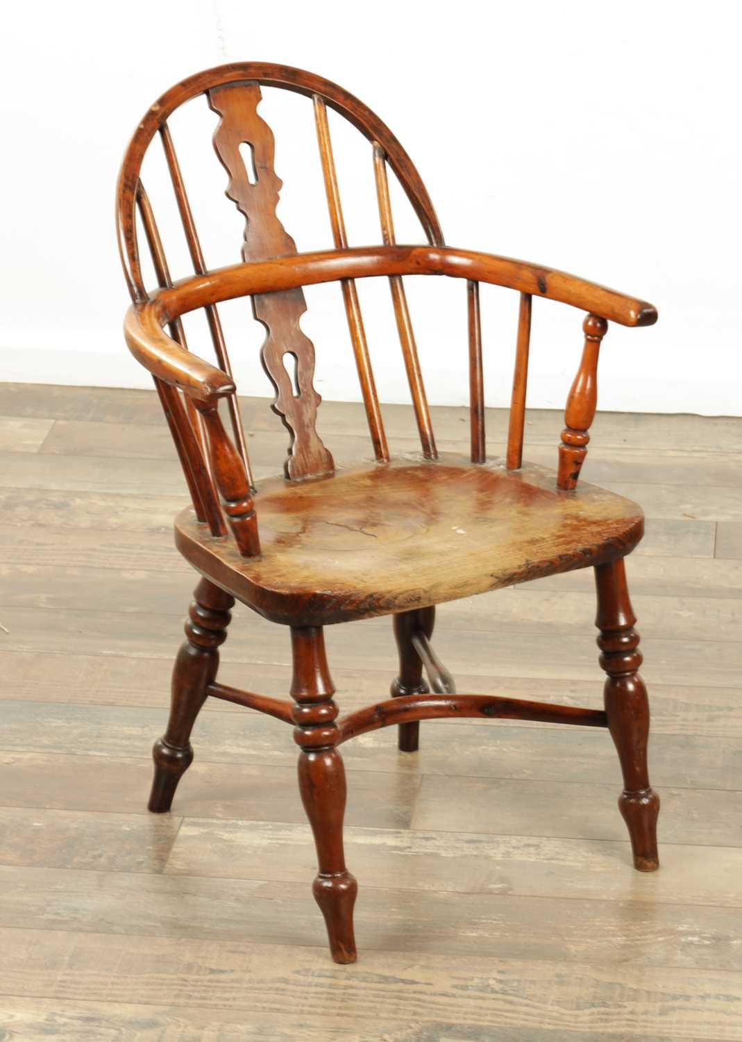 Lot 1366 - A 19TH CENTURY YEW WOOD CHILDS WINDSOR CHAIR