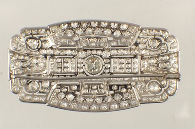 Lot 159 - A LARGE ART DECO DIAMOND SET PLATINUM BROOCH