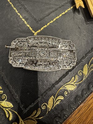 Lot 159 - A LARGE ART DECO DIAMOND SET PLATINUM BROOCH
