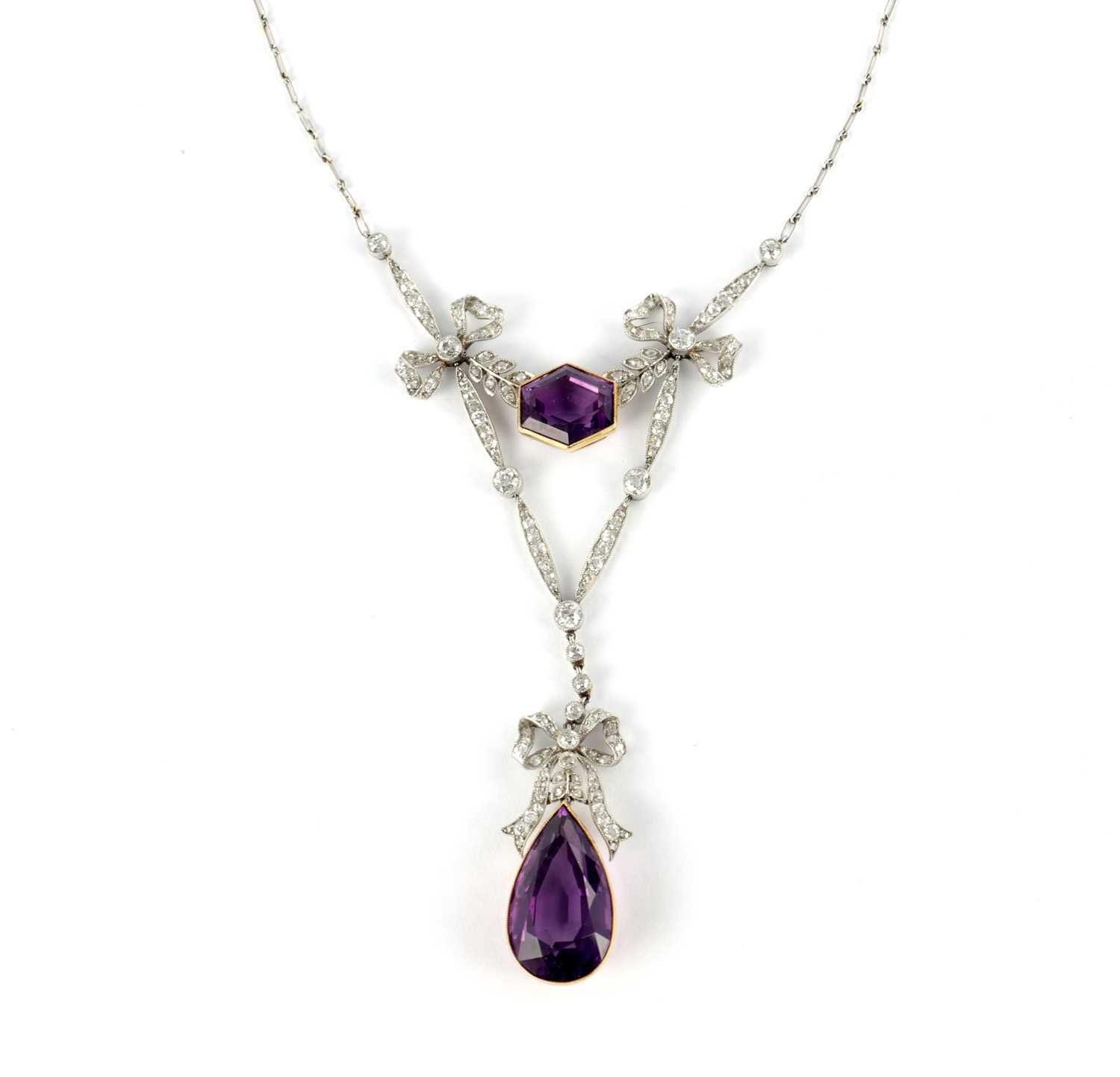 Lot 603 - AN EDWARDIAN PLATINUM AMETHYST & DIAMOND PENDANT NECKLACE