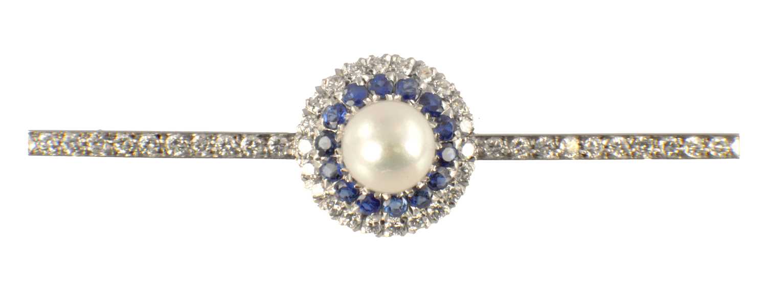Lot 548 - A PLATINUM, DIAMOND, SAPPHIRE AND PEARL BAR BROOCH