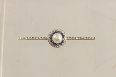 Lot 548 - A PLATINUM, DIAMOND, SAPPHIRE AND PEARL BAR BROOCH