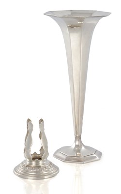 Lot 192 - AN EARLY 20TH CENTURY TIFFANY & CO WEIGHTED SILVER VASE AND CANDLESTICK HOLDER