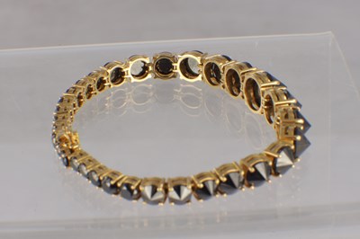 Lot 142 - AN ARA VARTANIAN 18CT YELLOW GOLD AND GRADUATED SUBVERTED BLACK DIAMOND TENNIS BRACELET